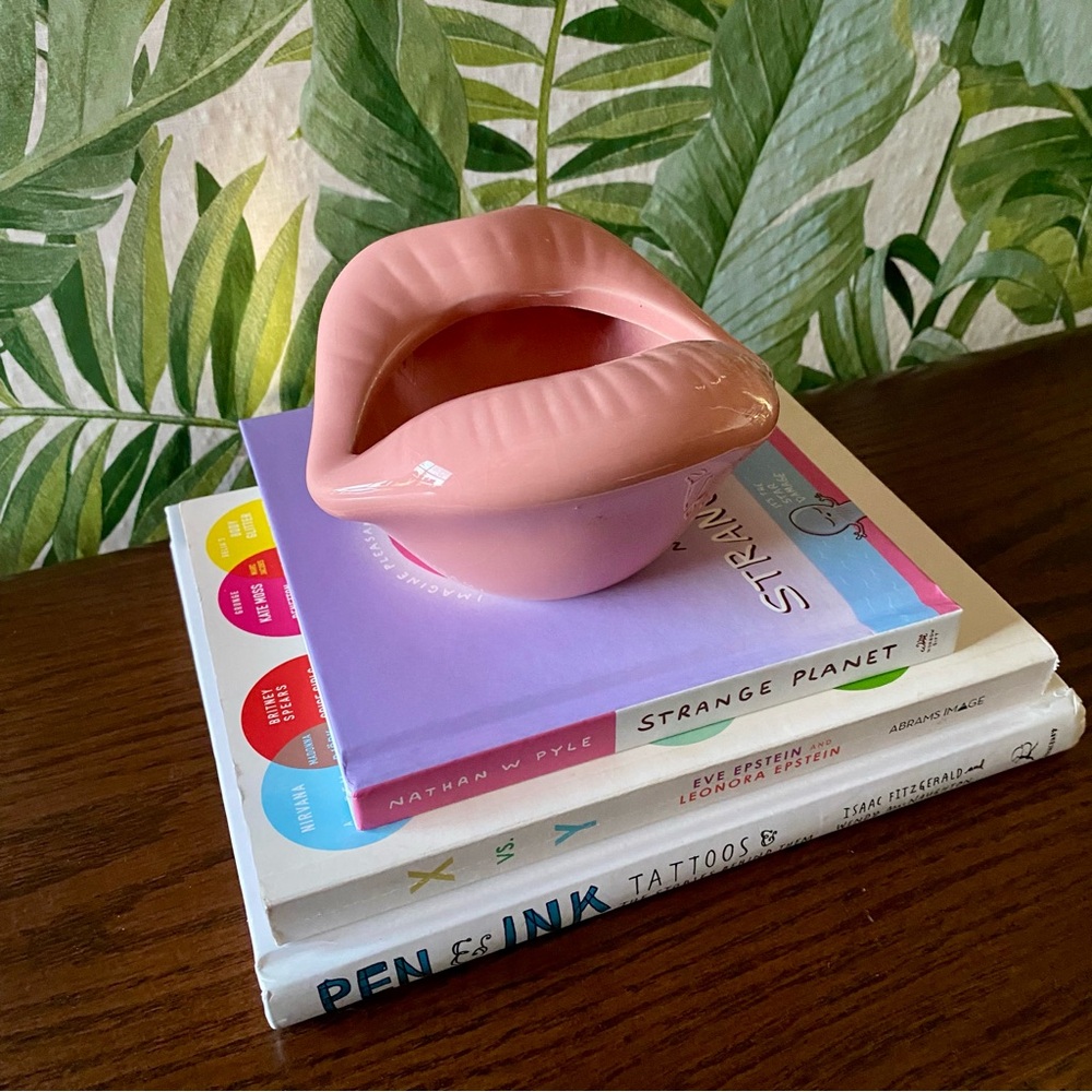 Ceramic Pink Lips Ashtray/ Trinket Dish/ Jewelry Holder/ Planter - Picture 4 of 9